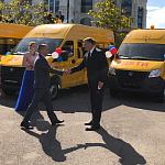 Губернатор Игорь Бабушкин вручил директору техникума ключи от нового  автобуса