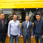 Губернатор Игорь Бабушкин вручил директору техникума ключи от нового  автобуса